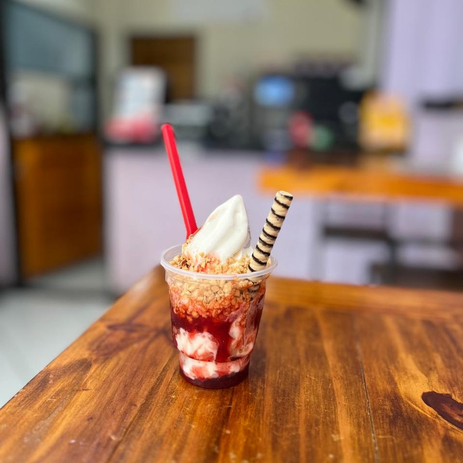 Sundae Cantinho do Chico em copo transparente
